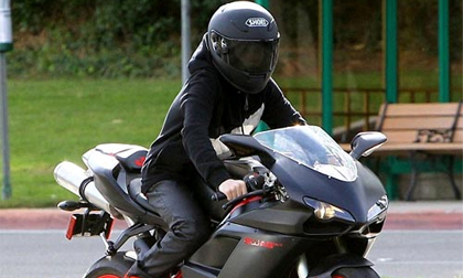 Justin Bieber chuyển sang cưỡi mô tô sau sự cố xe hơi