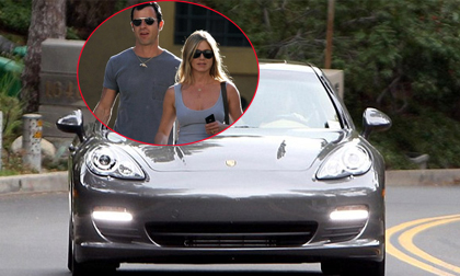Jennifer Aniston tặng hôn phu xe Porche 2 tỷ