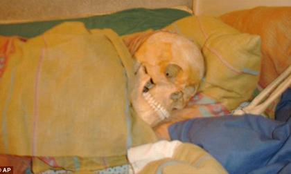 Kinh hoàng người phụ nữ sex với hài cốt