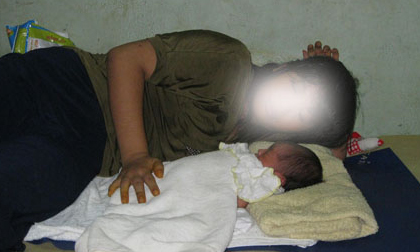 Thảm cảnh gia đình cô gái 15 tuổi vứt con vào bụi cỏ