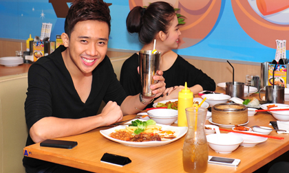 Trấn Thành "cười thả ga" đi ăn cùng bạn gái
