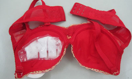 Nóng: Lại phát hiện chất lạ "mới toanh" trong áo ngực TQ