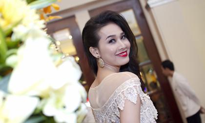 Dương Mỹ Linh rạng rỡ khoe vai trần