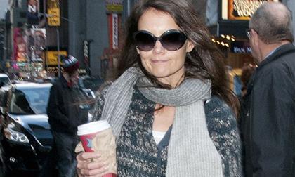 Katie Holmes tự tin khoe mặt mộc xám ngoét như bà già