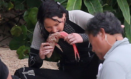 Sốc với cảnh ăn cá sống của người đẹp