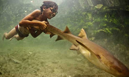 Bí ẩn bộ lạc chọc thủng màng nhĩ trẻ em để thành "người cá"