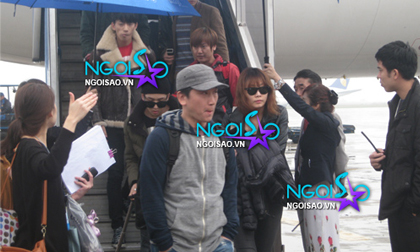 Video độc: Ngắm cận sao Hàn bước xuống máy bay dưới mưa tại Hà Nội