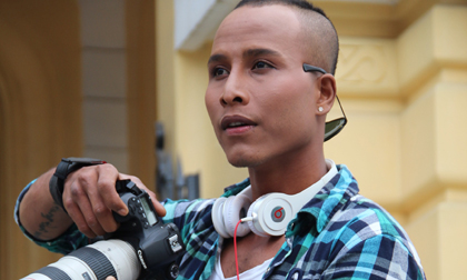 David Phạm với balo, máy ảnh, kính đen "hầm hố" bạt phố Hà Nội