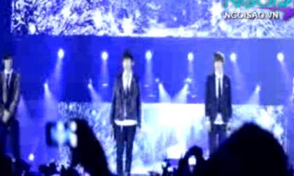 "Phát sốt" với clip sao Hàn hát "Bèo dạt mây trôi"