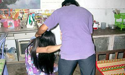 Chồng nghe lời "bồ nhí" hành hạ vợ như thời trung cổ