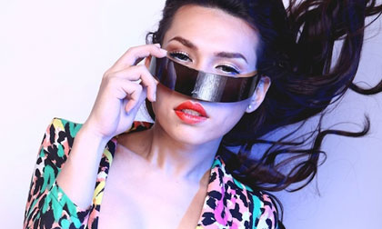 "Bản sao" chuyển giới của Hà Hồ sexy khoe vòng 1 hờ  hững