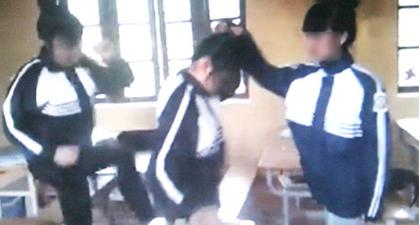 Nữ sinh chửi bới, tát bạn vì không được xem bài