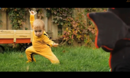 Phát cuồng với clip "nhóc con" chiến đấu với… thú bông