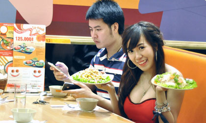 Hotgirl Mai Thỏ váy bó gợi cảm đi ăn cùng bạn bè