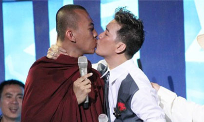 Cơ quan quản lý đang xem xét scandal “khóa môi nhà sư” của Đàm Vĩnh Hưng
