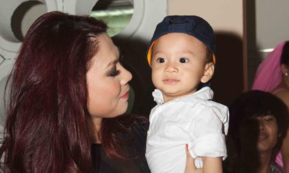 Thanh Thảo bồng bế, vỗ về "con trai" cưng