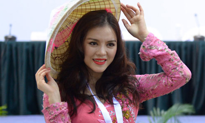 Lý Nhã Kỳ gây ấn tượng với áo dài, nón lá