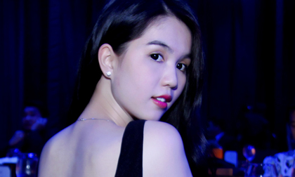 Tấm lưng trắng ngần của Ngọc Trinh lại gây chú ý