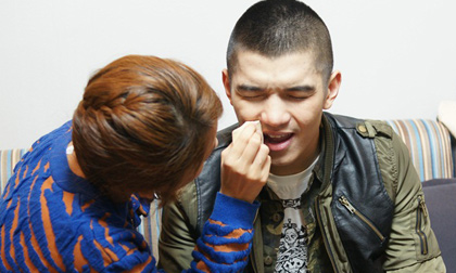 Hotgirl Chi Pu chăm sóc Cường Seven như "bà mẹ trẻ"