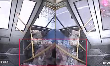 Sửng sốt với clip bà bầu tự đỡ đẻ ngay trên xe bus