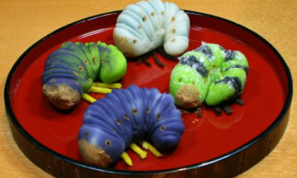 Hoảng hồn khi ăn nhầm kẹo sâu bọ