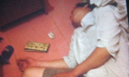 Hài hước trộm xong, ngủ luôn cạnh giường nữ chủ nhà