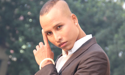 David Phạm thả dáng phong trần dạo phố thủ đô