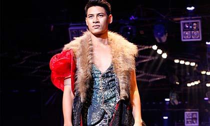 Lê Khôi Nguyên choàng áo lông vũ làm vedette bên dàn mỹ nam