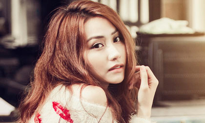 Ngân Khánh tung ảnh trễ nải bờ vai... chào Giáng sinh