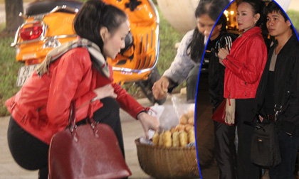 Dương Yến Ngọc ngồi lê ăn bánh rán và đứng đợi xe bus vỉa hè