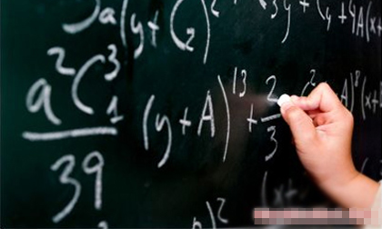 Nữ sinh nhà giàu tát thầy giáo ngay giữa lớp