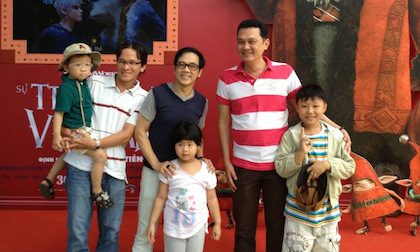 Ông già Noel Hữu Châu và ông Kẹ Thành Lộc "tung tăng" đi chơi Đầm Sen