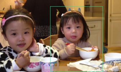 Con gái Triệu Vy đã biết tự cầm đũa ăn cơm 