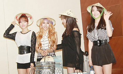 Những Idol Hàn nào đội nón lá Việt Nam đẹp nhất?