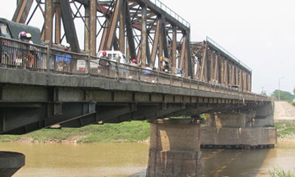 Đôi nam nữ buộc tay nhau nhảy xuống sông Đuống	