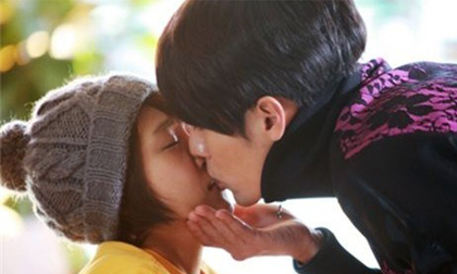 Ngây ngất với "Nụ hôn bọt sữa" của Hyun Bin và Ha Ji Won 