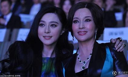 Hai đại mỹ nhân hai thế hệ "xoắn nhau" tại sự kiện