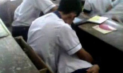 Nhức mắt cảnh học sinh phổ thông 'âu yếm' trong lớp học