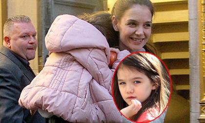 Suri lại che mặt "trốn" phóng viên