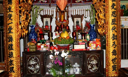 Quý tử lập mưu trộm bàn thờ tổ tiên