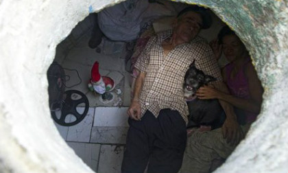 Cặp vợ chồng già 'dựng nhà' dưới cống suốt 22 năm