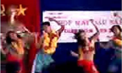 Sốc: Họp UB phường đầu năm với lắc ngực, ngoáy mông