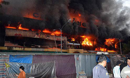 Video: Lửa bùng bùng thiêu rụi 200 tỷ trong chợ Quảng Ngãi