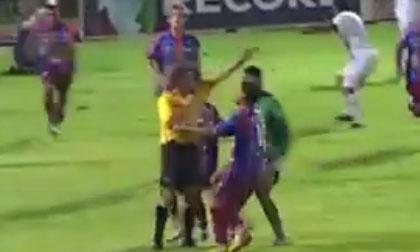 Trọng tài Brazil bị tấn công hội đồng 