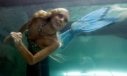 Nàng tiên cá xuất hiện, công nhân bỏ chạy