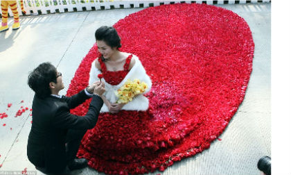 Tỏ tình với chiếc váy từ 9999 bông hồng