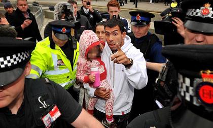 Carlos Tevez bất ngờ quay lại Anh