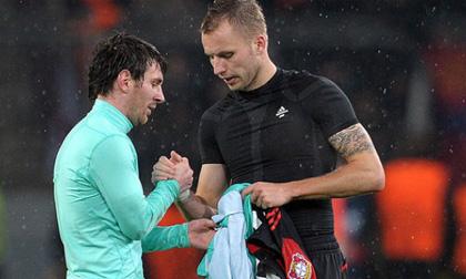 Cầu thủ Leverkusen 'tranh cướp' áo đấu của Messi