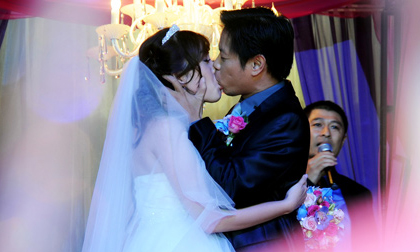 ‘Chị Hội’ Thái Hòa tán vợ trong tiệc cưới