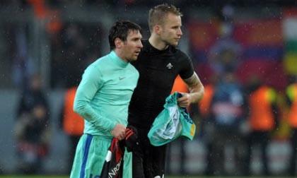 Chiếc áo gây hiềm khích của Messi bán được 11.000 Euro